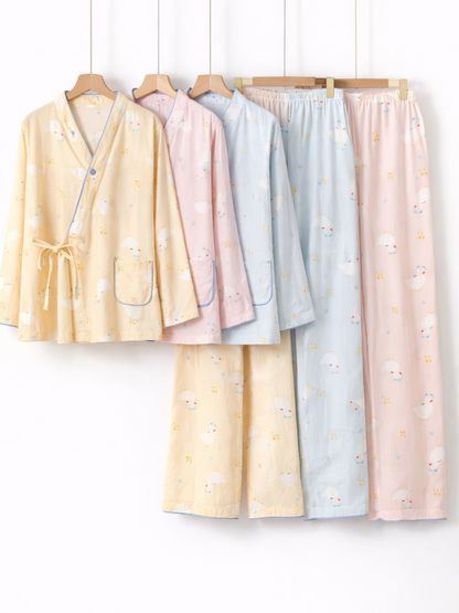 白背景のスタジオで撮影された、アヒル柄のレディースパジャマ上下4色セット（イエロー／ピンク／ライトブルー／ピーチ）。トップスとパンツがハンガーに掛けて並んでいる。
