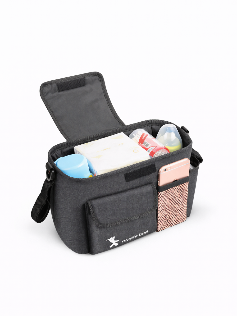 白背景のスタジオで撮影された、フタ付きのグレーのベビーカー用収納バッグ。内側におしりふき・哺乳瓶・小物を入れ、前面ポケットとメッシュポケットにスマホを収納している。
