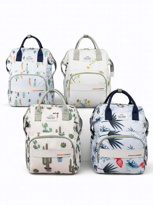 白背景のスタジオで撮影された、柄違いのマザーズリュック4点の集合画像。木のイラスト柄、花柄、サボテン柄、トロピカル柄で、いずれも前面ファスナーポケットと持ち手付き。
