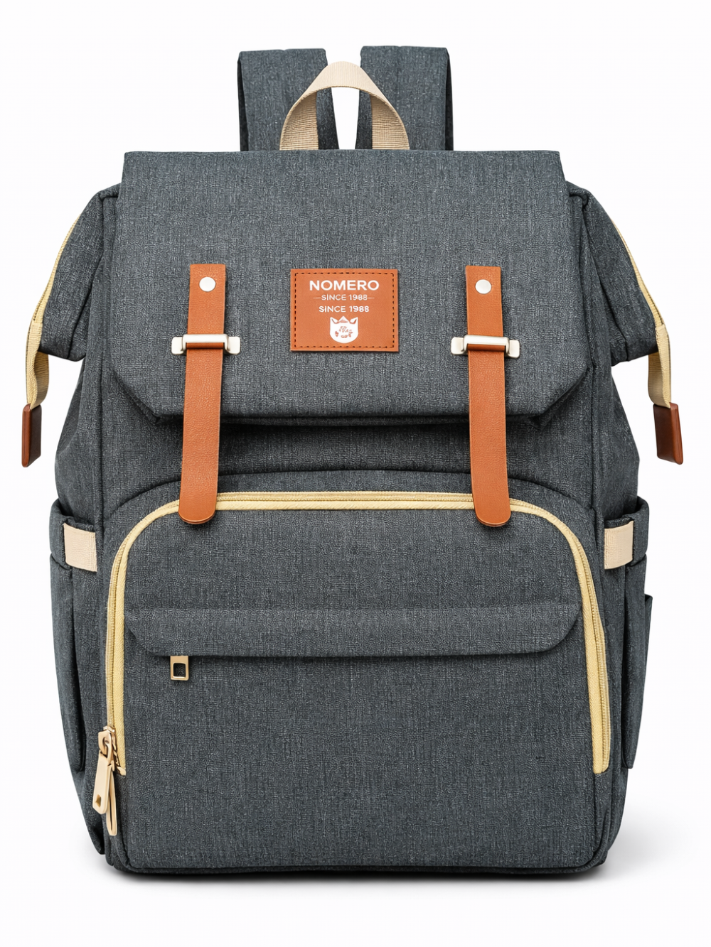 白背景のスタジオで撮影された、チャコールグレーのマザーズリュック。ブラウンのベルト留めと前面の大型ファスナーポケット、ゴールド系金具、サイドポケットが付いている。
