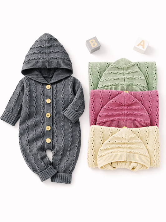 白背景で、フード付きニットのベビーロンパースを並べた商品画像。左にグレーのボタン付きロンパース、右にグリーン・くすみピンク・ベージュ系のニットセットを重ねて配置し、質感とカラーバリエーションが分かる。