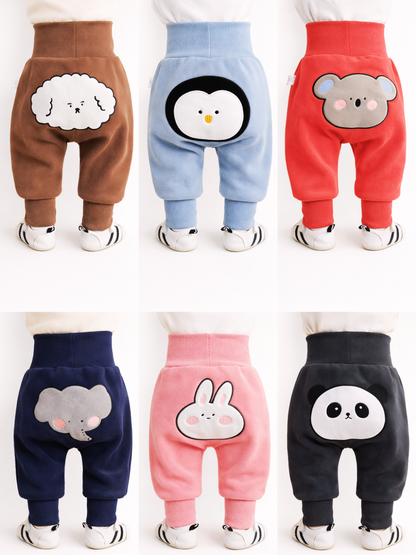 白背景で、動物モチーフのおしりパッチ付きベビーパンツ6色を2×3で並べた商品画像。ブラウン（犬）、ライトブルー（ペンギン）、レッド（コアラ）、ネイビー（ゾウ）、ピンク（うさぎ）、チャコール（パンダ）を後ろ姿で比較できる。