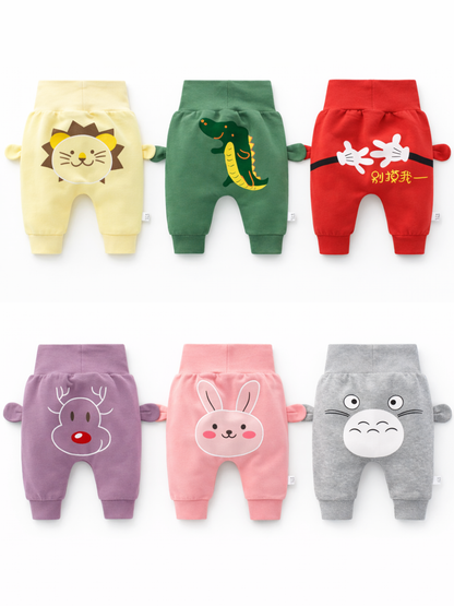 白背景で、ベビー用パンツ6柄を2×3で並べた商品画像。サイドに小さな耳付きで、イエロー（ライオン）、グリーン（ワニ）、レッド（手のプリント）、パープル（トナカイ）、ピンク（うさぎ）、グレー（キャラクター風）を後ろ姿で比較できる。
