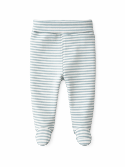 白背景で、ライトブルー×ホワイトのボーダー柄ベビーフット付きパンツを平置きで撮影した商品画像。ウエストは幅広の折り返し仕様で、足先まで一体型になっている。
