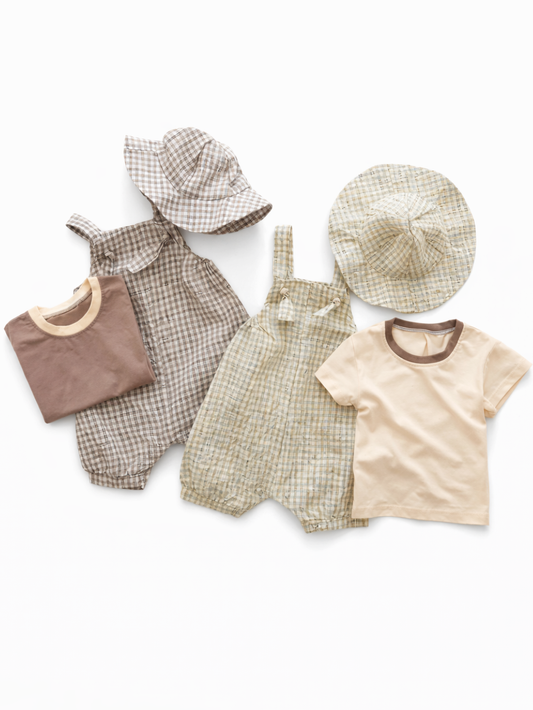 白背景に、ベビー用のギンガムチェック柄サロペット2点、バケットハット2点、半袖Tシャツ2点（ブラウン系とクリーム系）が並べて配置された商品画像。
