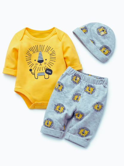 白背景に、ライオン柄のイエローロンパース、ライオン柄のグレーのパンツ、同柄のグレーのニット帽がセットで配置されたベビー服3点セットの商品画像。
