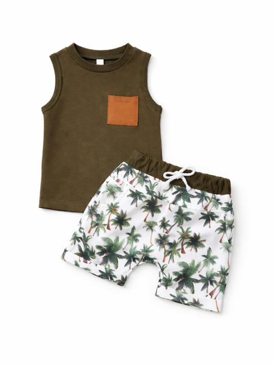 白背景に、オリーブグリーンのノースリーブトップス（ブラウンのポケット付き）と、ヤシの木柄のホワイトショートパンツ（ウエスト紐付き）が配置された子ども用夏服2点セットの商品画像。
