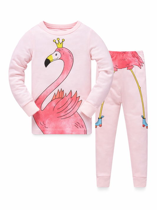 淡いピンクのキッズ用パジャマ上下セット（長袖トップス＋ロングパンツ）が白背景に平置きされており、トップス前面には王冠をかぶったフラミンゴの大きなイラスト、パンツにはフラミンゴの脚と青い靴のデザインが描かれている。
