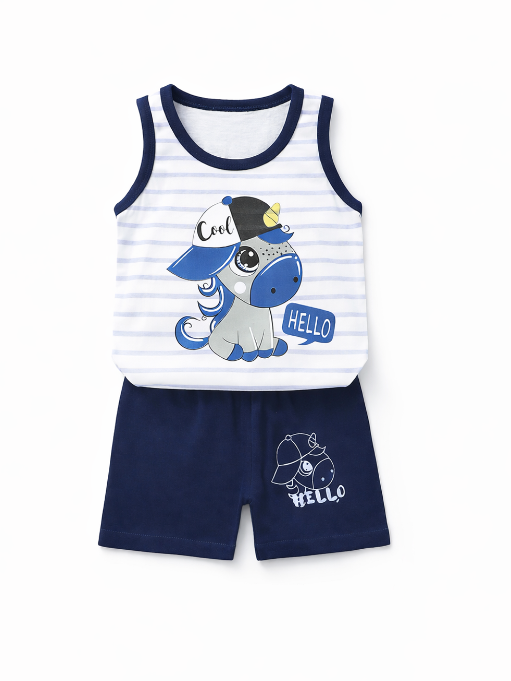 白い背景に、ボーダー柄のノースリーブトップス（「Cool」と「HELLO」のイラスト入り）とネイビーのショートパンツを並べた子ども用2点セット。
