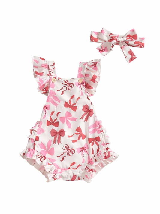 白背景に、ピンクと赤のリボン柄フリル付きベビーロンパースと、おそろいのリボンヘアバンドが並んでいる商品画像。
