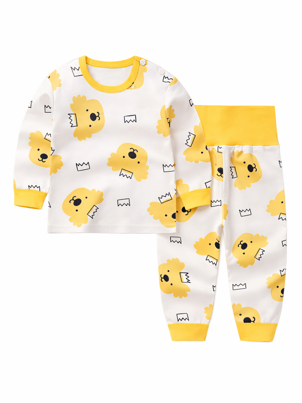 白背景に並べた子ども用の上下パジャマセット。黄色の襟ぐりと袖口が付いた白の長袖トップスに、黄色いクマの顔と黒い王冠の総柄プリント。おそろいの白いロングパンツは黄色の幅広ウエストと裾リブ付き。
