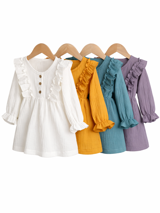 木製ハンガーに掛けられた子ども用ワンピース4着（オフホワイト、マスタード、くすみティール、モーブ）が、白背景に横並びで写っている商品画像。
