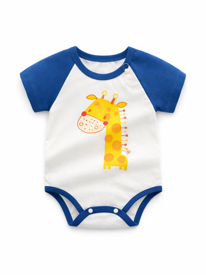 青いラグラン袖のベビー半袖ロンパース。白地に黄色いキリンのプリント入りで、股下スナップボタン付き。白背景の商品画像。
