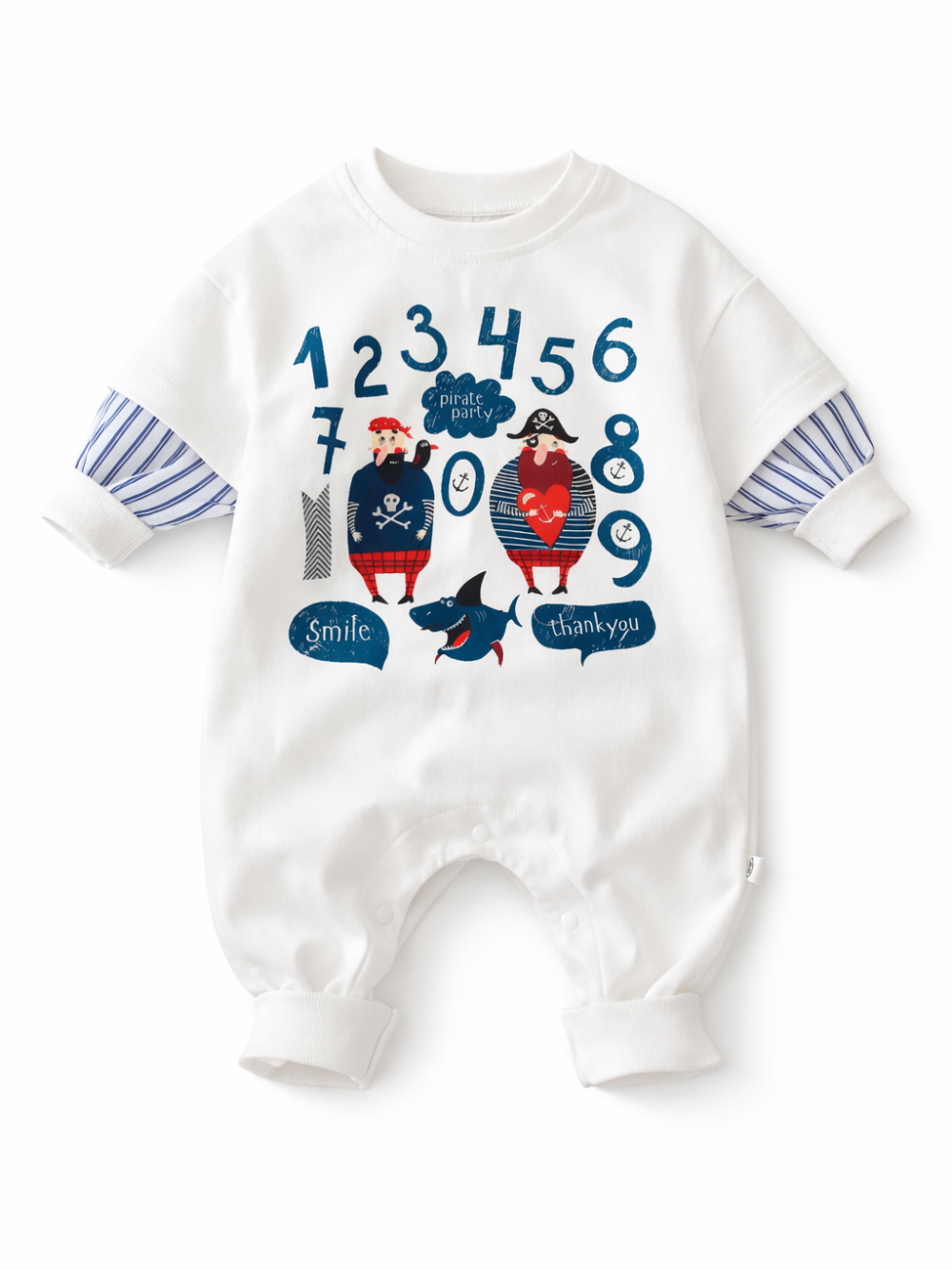 白地の長袖ベビーロンパース。青い数字「1〜10」と海賊2人・サメのイラスト、吹き出し「Smile」「thank you」プリント。袖はブルーのストライプ切り替え。スナップボタン付き。白背景。
