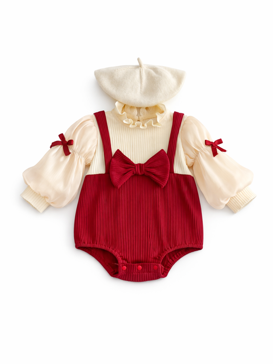 ベレー帽付きのベビー女児用ロンパースセット。アイボリーのフリル襟トップスに、ボルドーのリブ素材サロペット（大きなリボン付き）を重ねたスタイルを、白背景で正面から撮影した商品画像。
