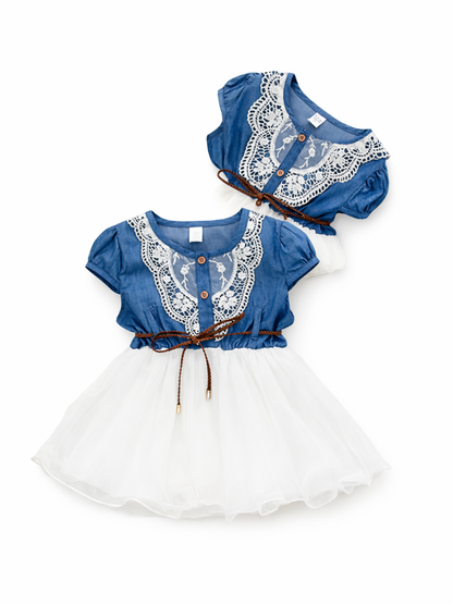 白背景に置かれた、ブルーの半袖トップス（レース襟・前ボタン・ウエスト紐付き）と白いチュールスカートの女の子用ワンピース2点セットの商品画像。

