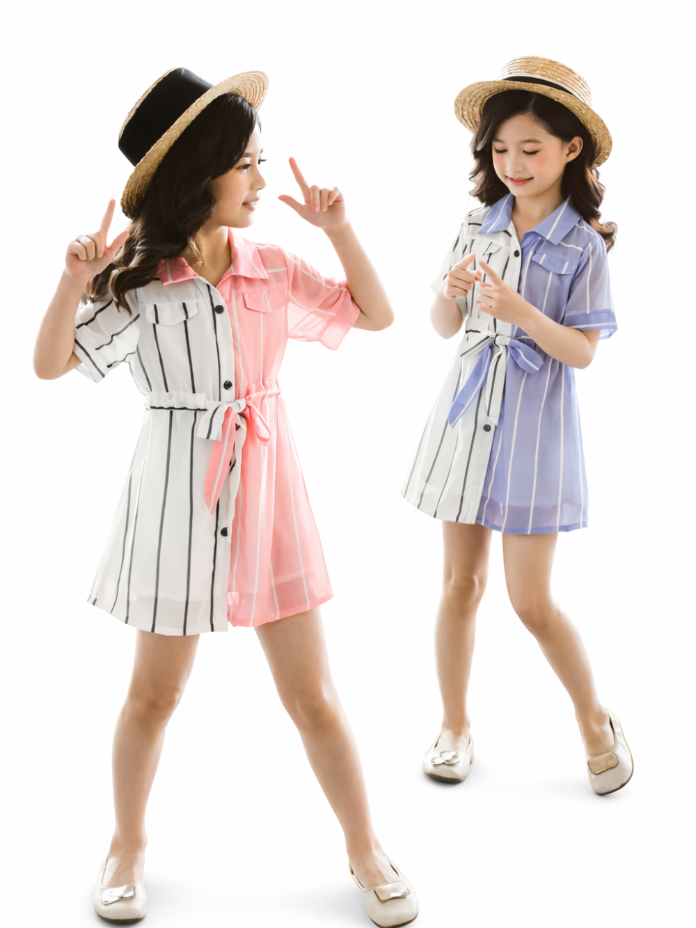 白背景のスタジオで、ストローハットを被った2人の女の子が立っている。左はピンク×白のストライプ柄シャツワンピース、右はブルー×白のストライプ柄シャツワンピースを着用している。
