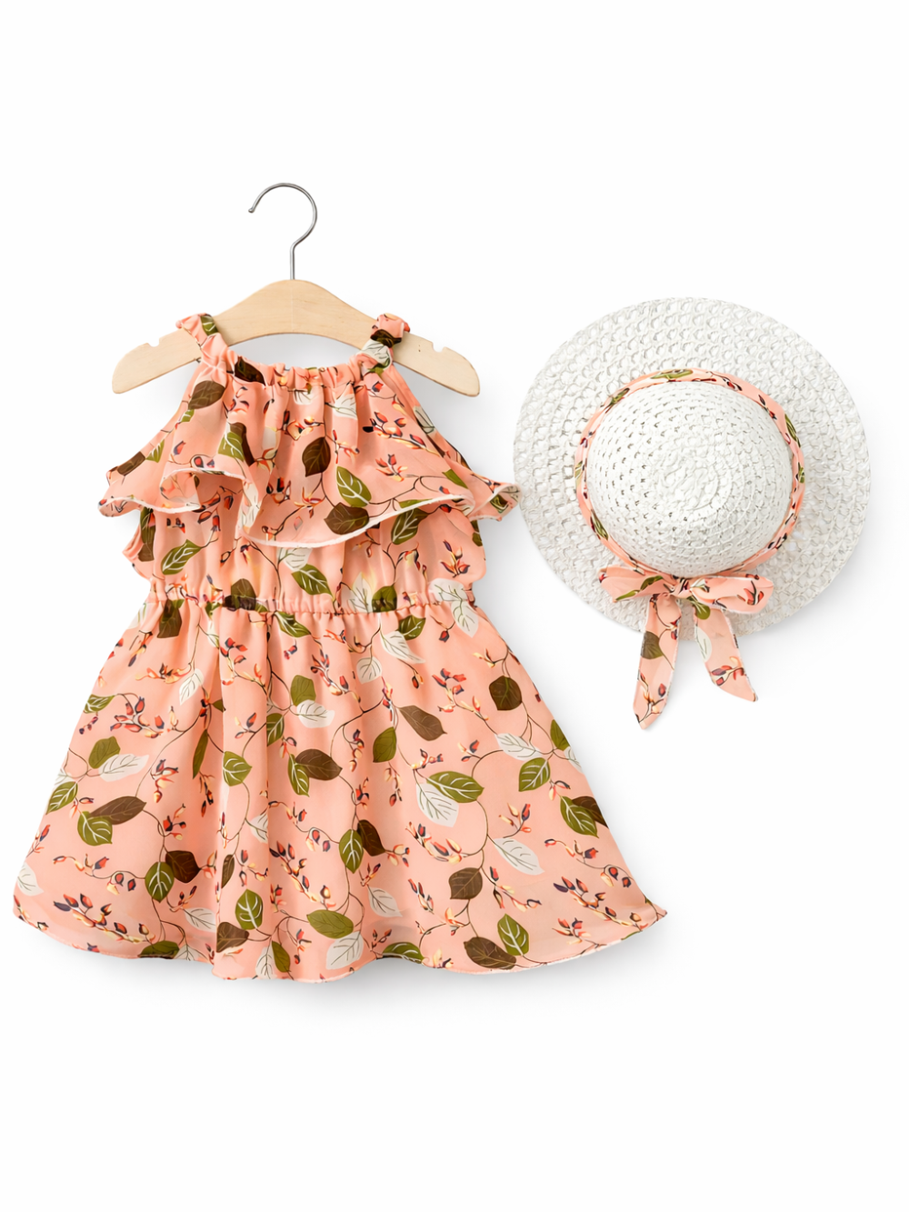 ピーチピンクのボタニカル柄フリルホルターワンピースと、同柄リボン付きの白いストローハットを木製ハンガーに掛け、白背景で並べて撮影した商品写真。
