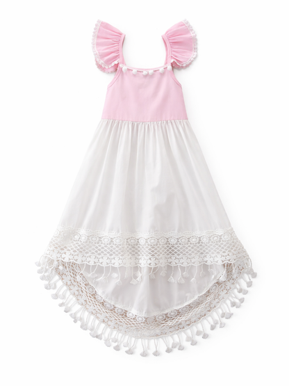 白背景に単体で配置された、淡いピンクのフラッタースリーブ付きノースリーブワンピース。胸元に白いポンポン装飾があり、白いロングスカート裾はレースとタッセル付きクロシェで仕上げられている。
