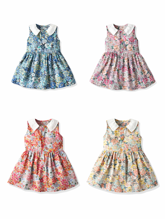 白い背景に並べて撮影された、襟付きノースリーブの女の子用フローラルワンピース4色（ブルー、ピンク、レッド、ライトブルー）。
