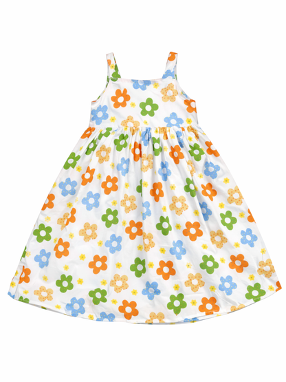 白地のスタジオ背景に、カラフルな花柄プリントのノースリーブ子ども用ワンピースを正面からフラットに配置した商品写真。
