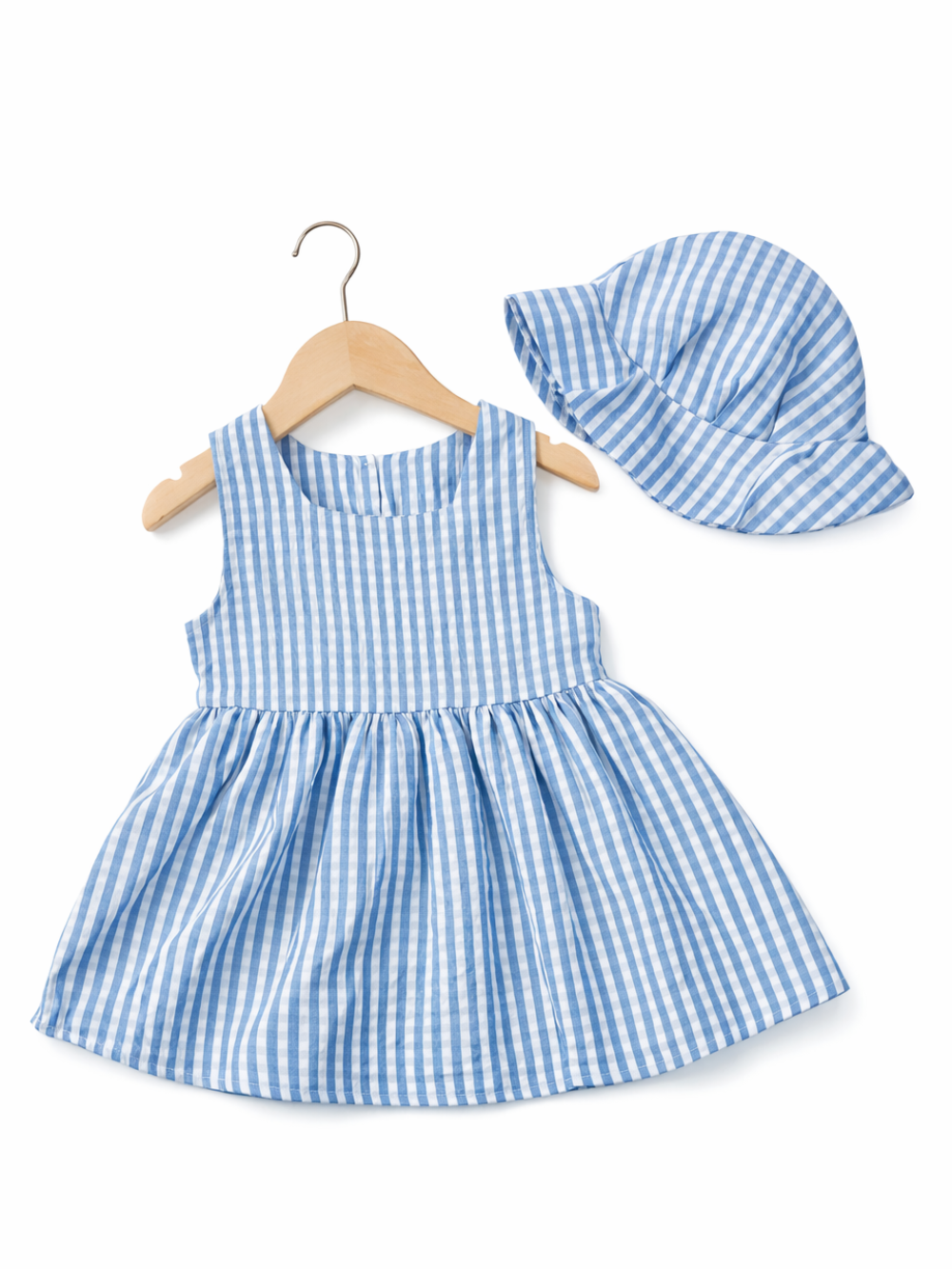 水色×白のストライプ柄ノースリーブワンピースとおそろいのサンハットを、木製ハンガーに掛けて白背景で撮影した商品画像。
