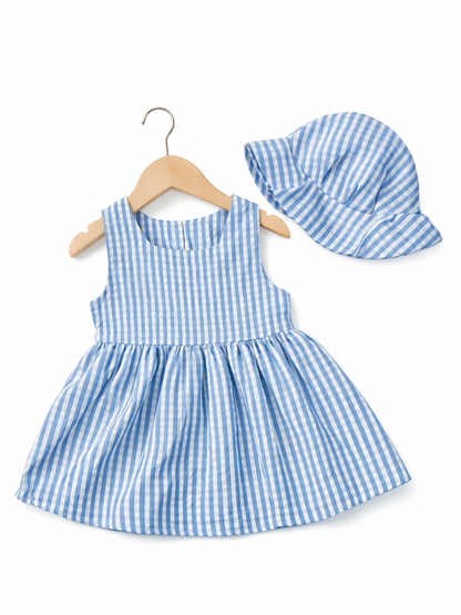 水色×白のストライプ柄ノースリーブワンピースとおそろいのサンハットを、木製ハンガーに掛けて白背景で撮影した商品画像。
