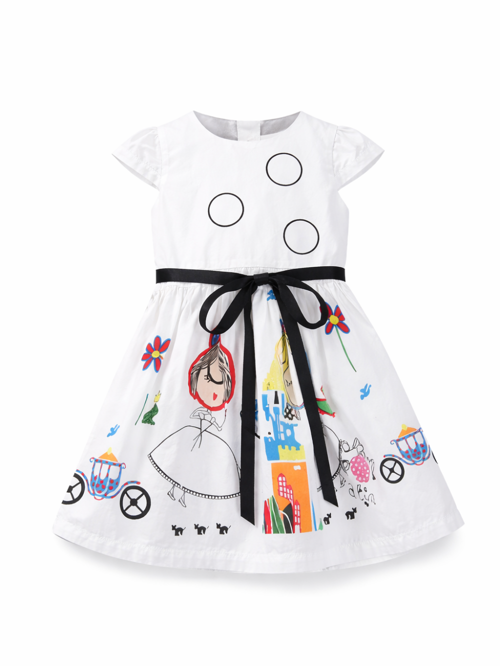 白地に黒リボンのウエストマークが付いた女の子用ワンピース。上身頃に黒の丸モチーフ3つ、スカートに女の子・お城・馬車・花などのカラフルなイラスト柄が入ったデザイン。
