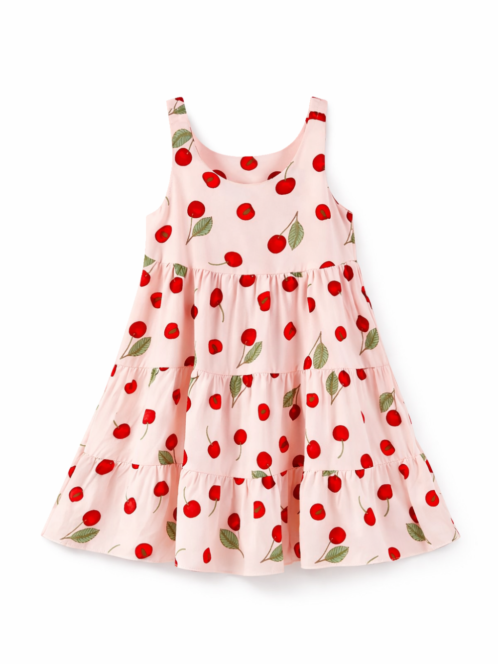 白い背景に、チェリープリントの淡いピンクのノースリーブキッズワンピースが単体で配置されている。3段ティアードのフリルスカートと肩ストラップが特徴で、赤いさくらんぼと緑の葉の柄が全体に散りばめられている。
