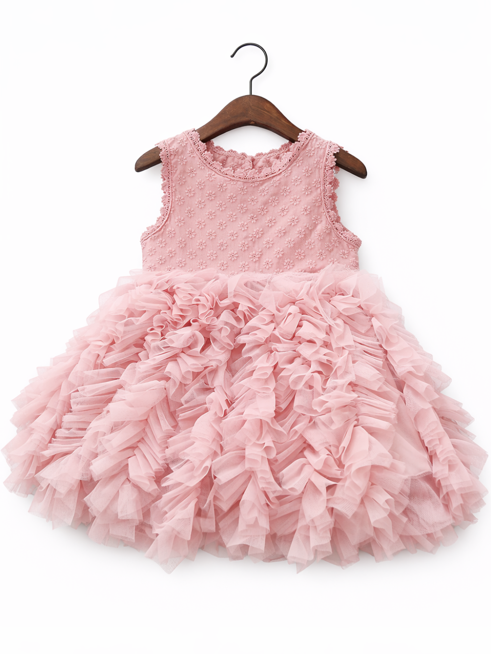 淡いピンクのノースリーブキッズドレス。花柄レースの身頃と、フリルを重ねたボリュームチュールスカートが特徴で、木製ハンガーに掛けて白背景で撮影されている。
