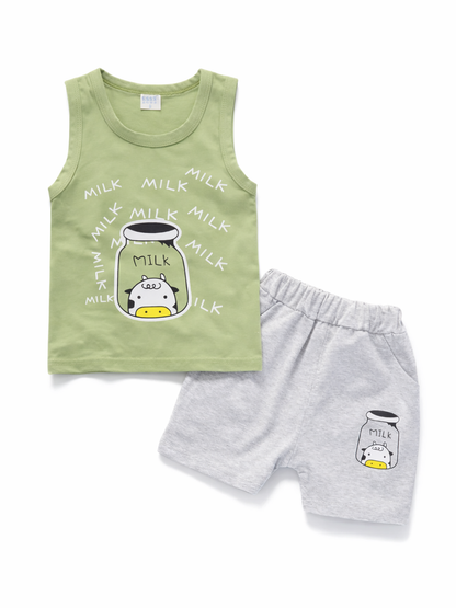 白背景に、セージグリーンのノースリーブトップスと杢グレーのショートパンツの子ども用上下セットを並べた商品画像。トップスは「MILK」総柄とミルク瓶キャラクタープリント、パンツにも同モチーフのワンポイント入り。自然な薄い影付き。
