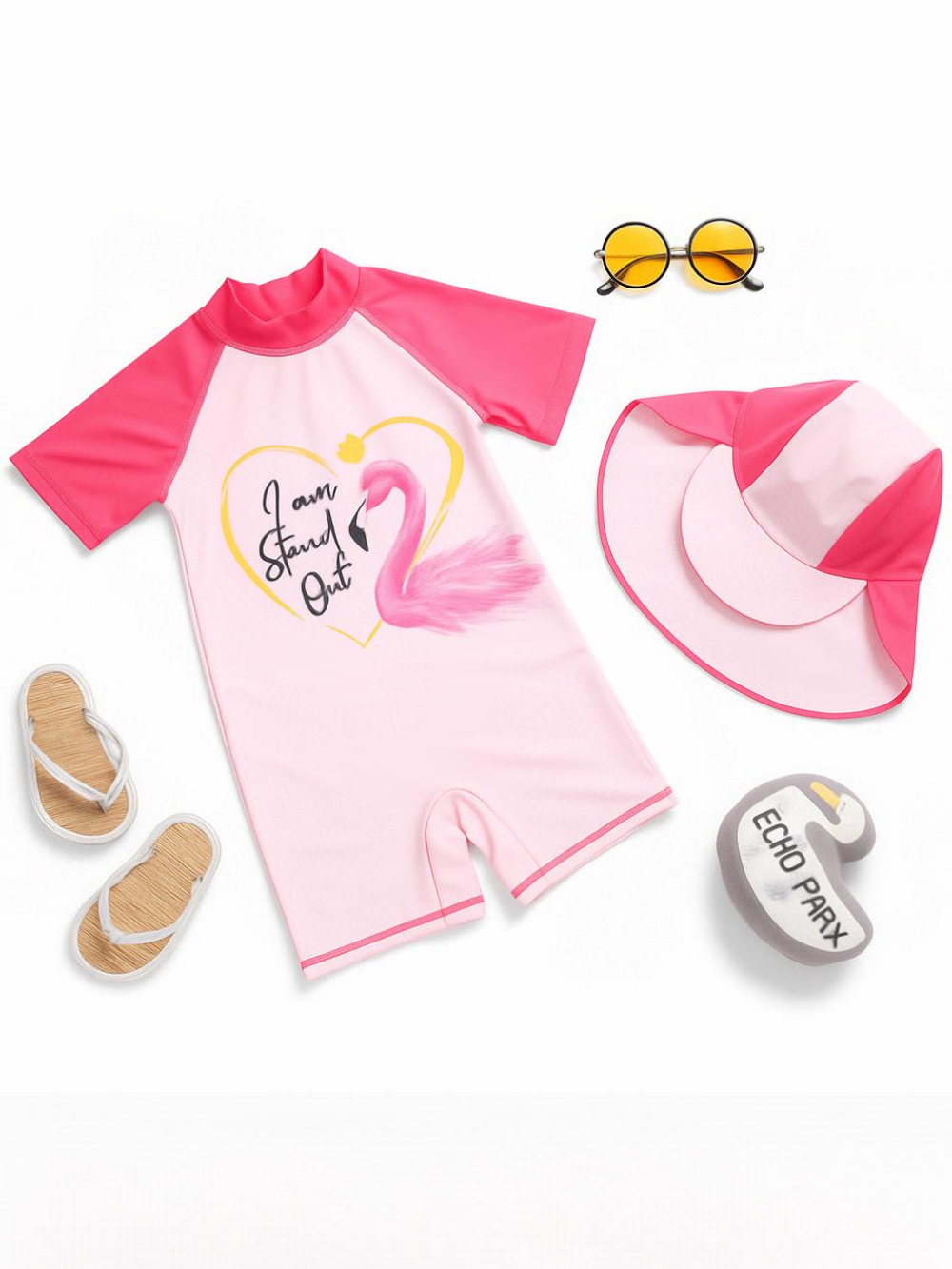 淡いピンクの半袖ラッシュガード一体型水着と、ピンク×淡いピンクの配色サンハットのセットを白背景に並べた商品画像。
