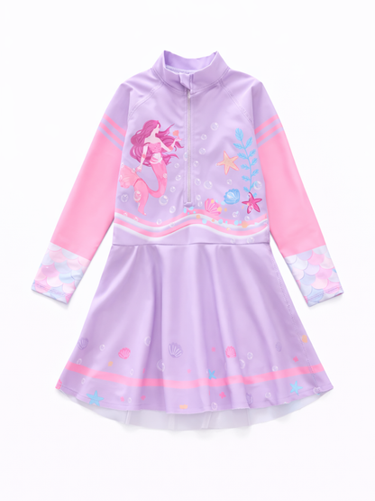 薄紫×ピンクの長袖ラッシュガード風ワンピース水着。胸元ハーフジップ、上半身に人魚と貝殻・ヒトデの海モチーフ、袖口にうろこ柄、フレアスカートの裾に小さな貝殻柄が入ったデザイン。
