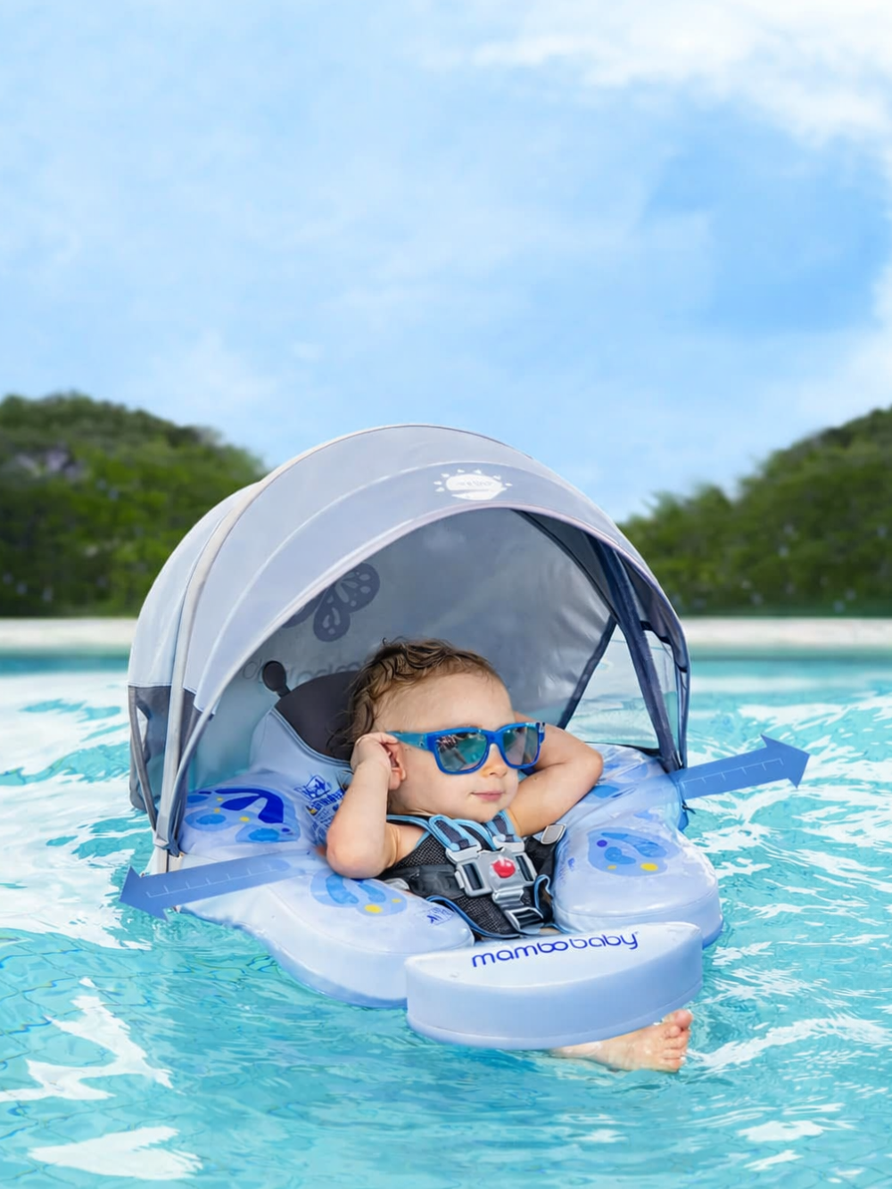 幼児がサングラスをかけ、日よけキャノピー付きのベビー用浮き輪に乗ってプールに浮かんでいる様子。
