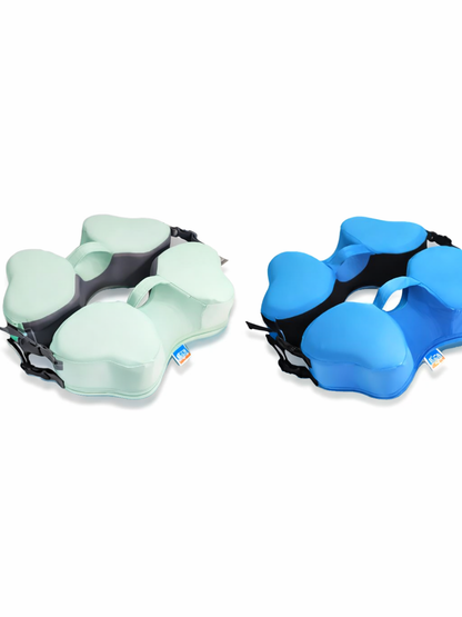 ミントグリーンとブルーの2種類の花形フロートシートが白背景に並んで配置され、黒い調整ストラップとブランドタグが見える商品写真。