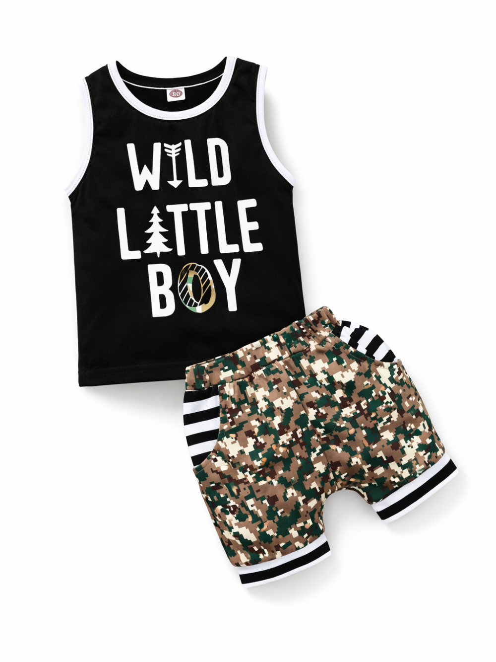 白背景のスタジオ撮影で、男の子用の上下2点セットを単品で配置した商品画像。黒のノースリーブトップスは白のパイピングと「WILD LITTLE BOY」プリント入り。ボトムはピクセル風カモフラ柄のショートパンツで、ウエストゴム仕様。自然な薄い影付き。