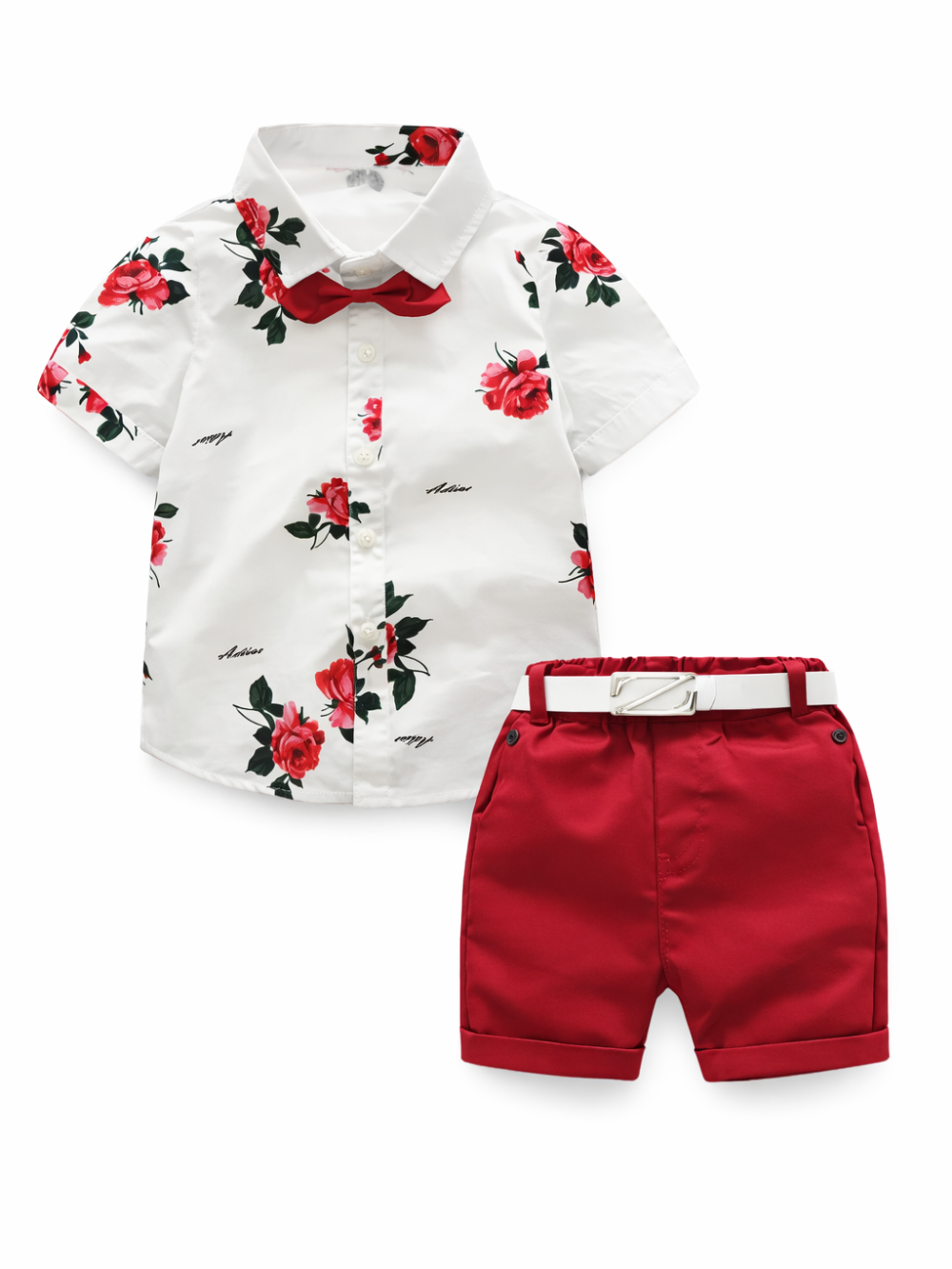 男の子用2点セット（白地×赤いバラ柄の半袖シャツ＋赤いショートパンツ＋白いベルト）。白背景のスタジオ撮影で、立体感のある自然な影が入った商品画像。