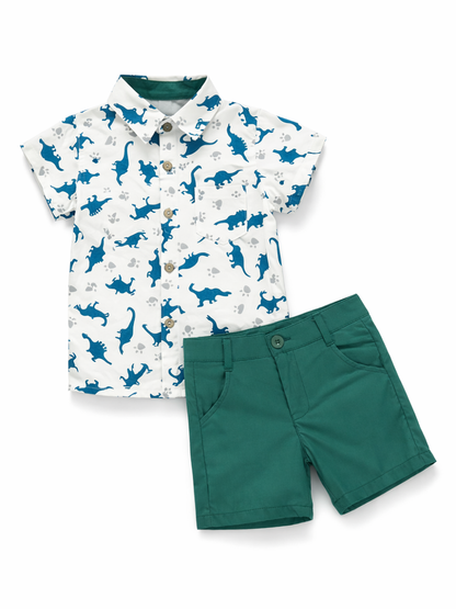 男の子用の半袖シャツ＆ショートパンツの2点セット。白地にブルーの恐竜柄ボタンシャツと、無地のグリーンショーツを白背景で並べた商品写真。