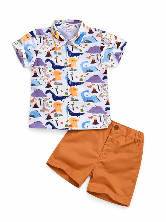 子ども用の恐竜柄半袖シャツとキャメルブラウンのショートパンツの2点セット。白地に恐竜や木のイラストがプリントされたボタンシャツと、ベルトループ付きのショーツを白背景で撮影。