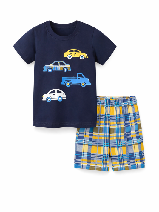 ネイビーの車柄Tシャツとイエロー×ブルーのチェック柄ショーツのキッズ上下セットを、白背景で並べて撮影した商品画像。