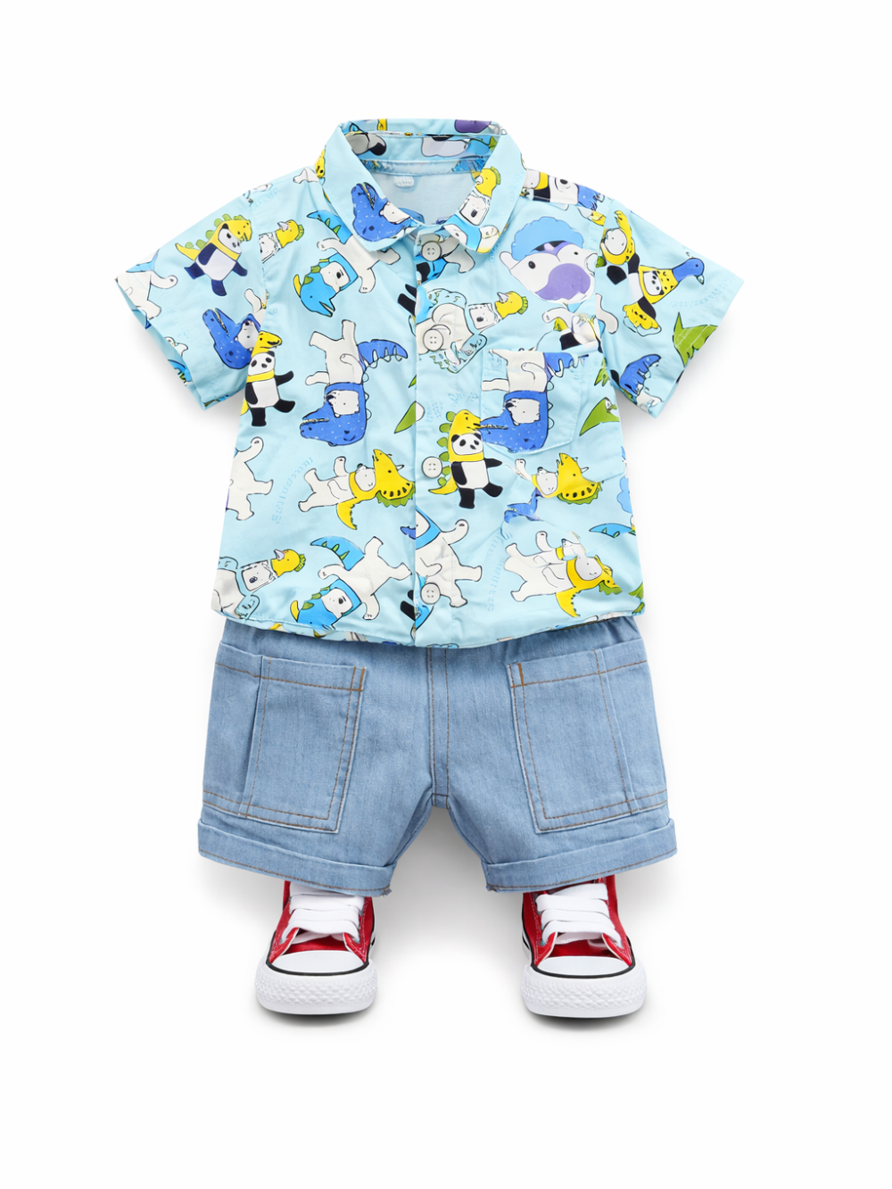 白背景のスタジオ撮影。水色の総柄ボタンシャツ（動物・恐竜モチーフ）とデニム調ショートパンツ、赤白スニーカーを組み合わせたベビー・キッズ用2点セットの物撮り画像。
