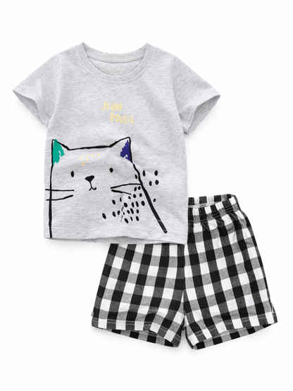 白背景に、子ども用の上下セット（杢グレーの猫プリントTシャツ＋白黒ギンガムチェックのウエストゴムショートパンツ）が並べて撮影された商品写真。