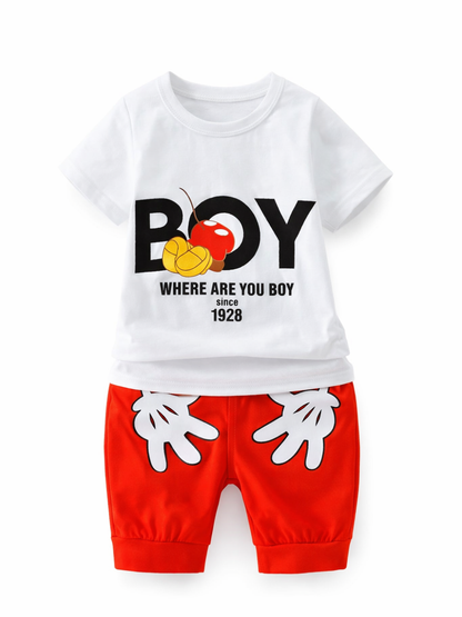 子ども用ツーピースセットの物撮り。白い半袖Tシャツに「BOY」の黒字プリントとチェリーのイラスト、赤いハーフパンツに白いグローブ柄が入ったデザイン。白背景で正面配置。
