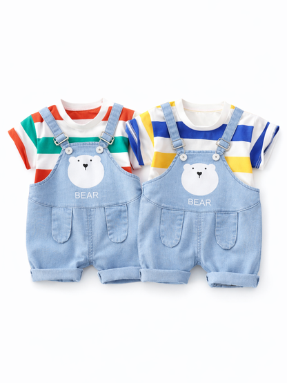 ベア刺繍入りのライトブルーデニム風サロペット2点と、カラフルなボーダー柄半袖Tシャツ2点の子ども用セットを、白背景で並べて撮影した商品写真。
