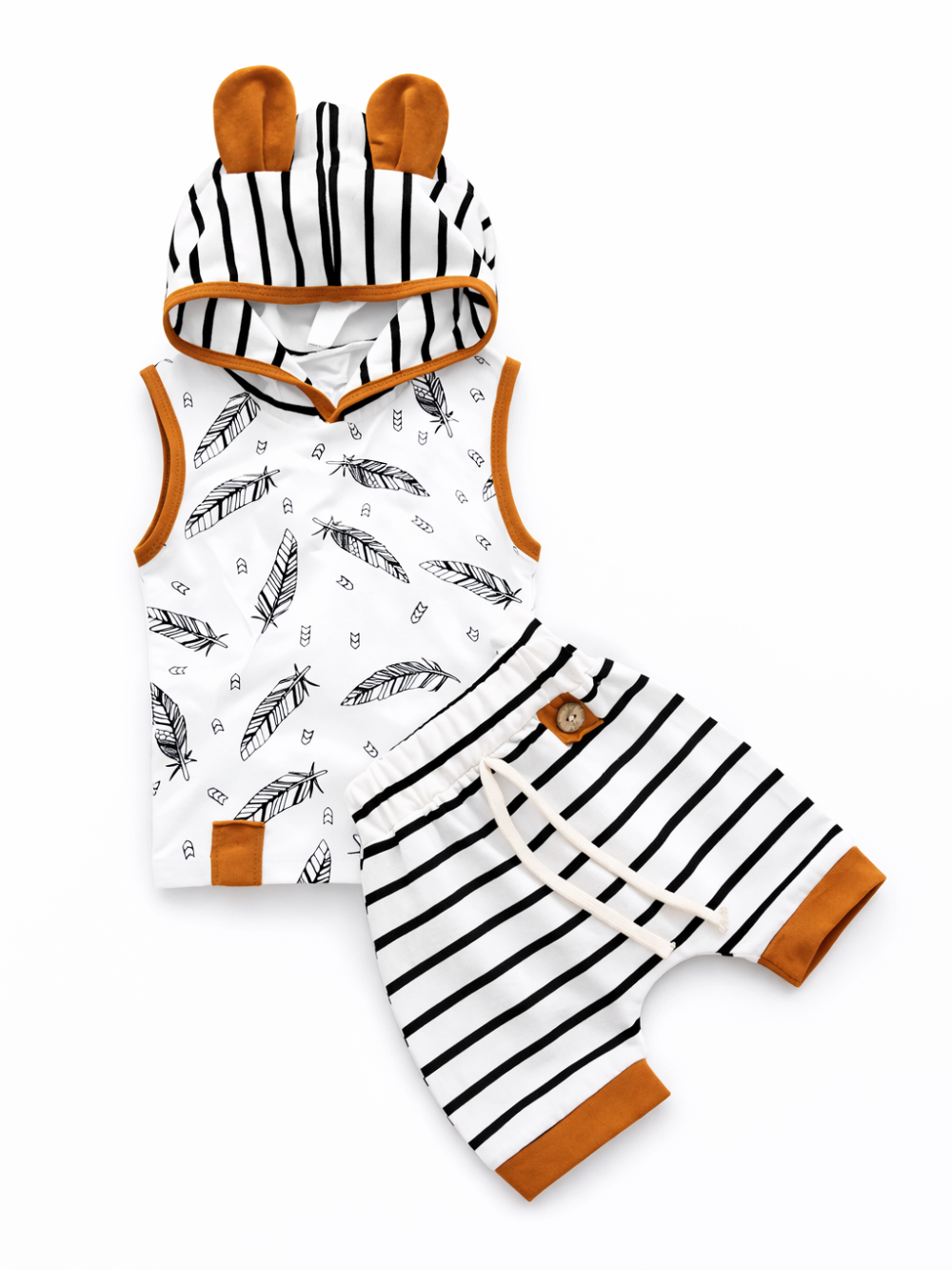 白背景に平置きされた幼児用2点セット（羽根と矢印柄のノースリーブフードトップス＋白黒ボーダーのショーツ）。フードにはクマ耳が付き、キャメル色の縁取りとウエストのリボンが見える。
