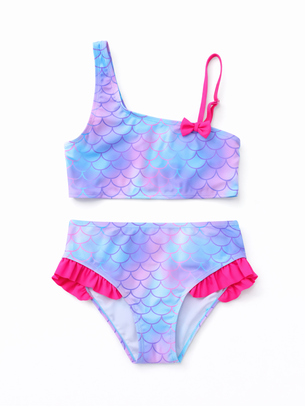 パステルのマーメイドスケール柄（ブルー〜ラベンダーのグラデーション）の子ども用ツーピースビキニ。ワンショルダーのトップにピンクのストラップとリボン、ボトムにピンクのフリルが付いた商品を白背景で撮影。