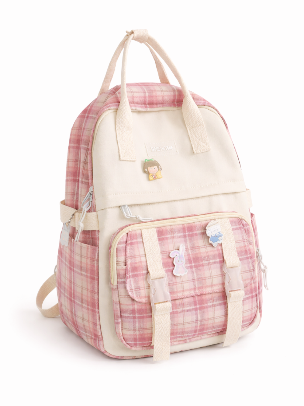 ピンクのチェック柄とアイボリー配色のキャンバス風バックパック。フロントポケットにバックル付き、チャームが付いたデザインを白背景で撮影。