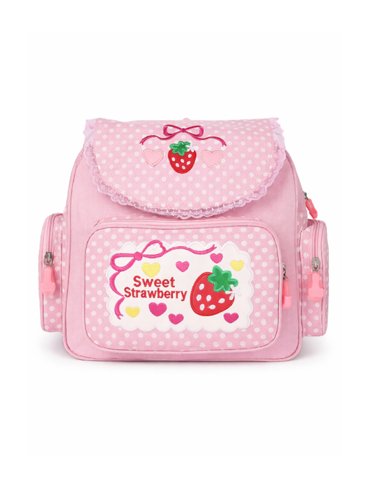 ピンクのドット柄「Sweet Strawberry」デザインのショルダーバッグ。レース付きフラップといちご刺繍ワッペンが特徴で、白背景で正面から撮影。