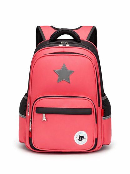 コーラルレッド×ブラック配色のキッズ用バックパック。フロントに星型パッチと複数のファスナーポケット、サイドはメッシュポケット付き。白背景で正面から撮影。