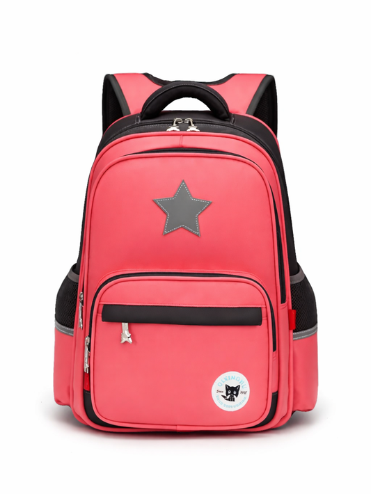 コーラルレッド×ブラック配色のキッズ用バックパック。フロントに星型パッチと複数のファスナーポケット、サイドはメッシュポケット付き。白背景で正面から撮影。